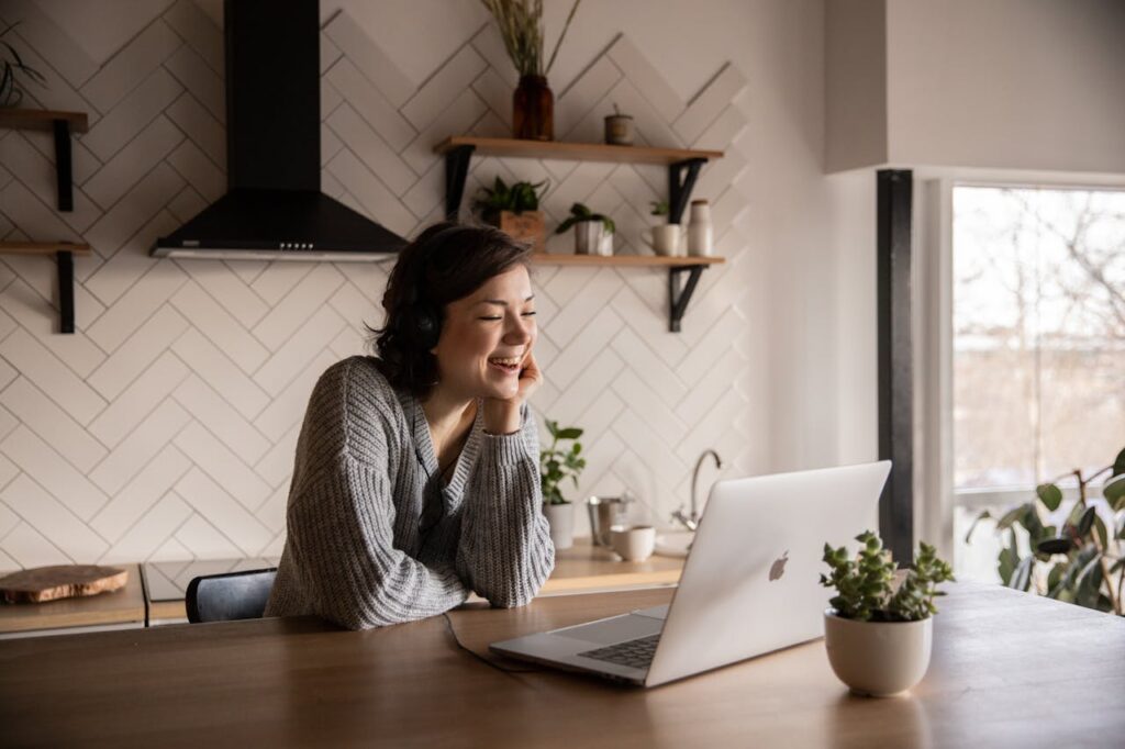 digital nomad durant une séance de consultation psy en ligne à distance