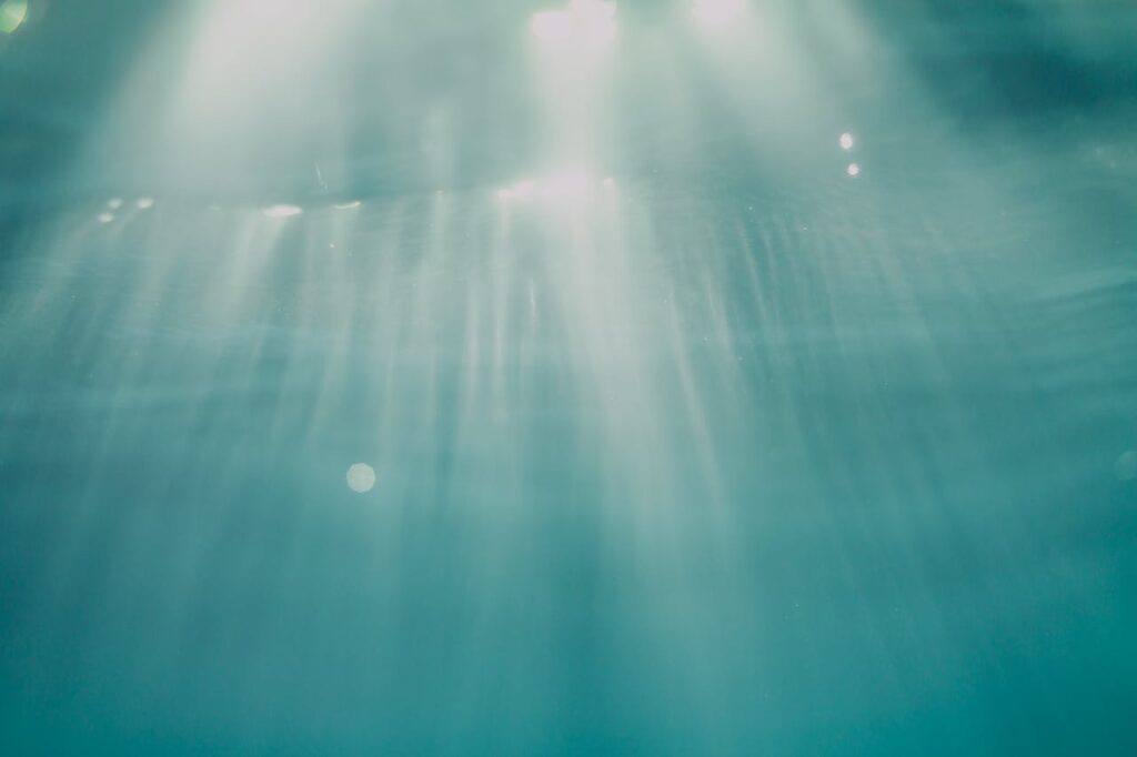 Photo prise sous l'eau évoquant la sensation d'être débordé ou noyé par le travail, en burnout, en souffrance